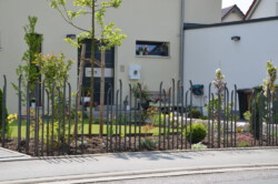 Einzelne Zaunsegmente aus Vierkantstahl