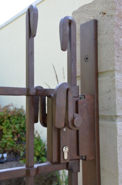 Schloßdetail mit geschmiedetem Stoßgriff