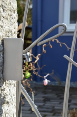 Detail: Öffnungsschlaufe der "Gräsertüre"