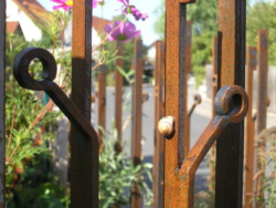 Herausgeklappte Einschnitte zur Öse geschmiedet