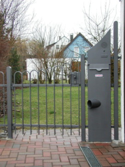 Gartentüremit Briefkastensäule und Sprechanlage