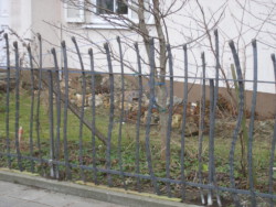 Staketen aus unterschiedlich gebogenen Flachstäben