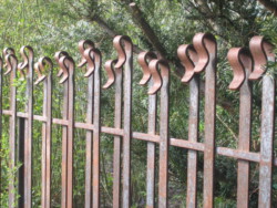 Gebogene Zaunendungen gegen Verletzungsgefahr