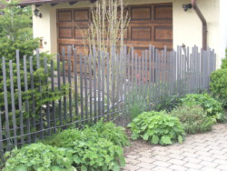 Geschmiedte Flachstahlstäbe in verspringenden Höhen