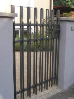 Gartentüre mit verdrehten Bändern