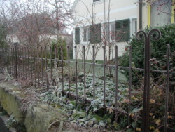 Schlichte Zaunfelder mit betonten Pfosten