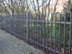 Zaun mit unterbrochenen Bögen