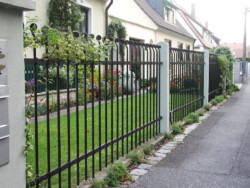 Regelmäßige Gliederung mit geschmiedeten Spiralen