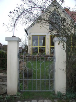 Gartentüre mit Rosenbogen