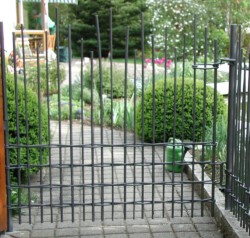 Gartetüre mit geflochtenen Quergurten