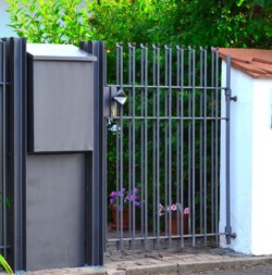 Gedoppelte Staketen mit abgeknickten Endungen