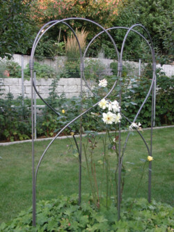 Freistehendes Rosengrüst aus Rundstahl