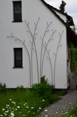 Rankgerüst aus Flachstählen an einer Hausfassade