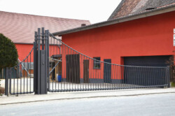 Gesamtansicht der Anlage mit dem 7 Meter breiten, freischwebenden Tor.