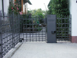 Gartentüre aus Rundstahl mit eingeflochtenen Querbändern