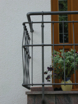 Podestgeländer mit eingespannten Füllungsstäben aus Rundstahl