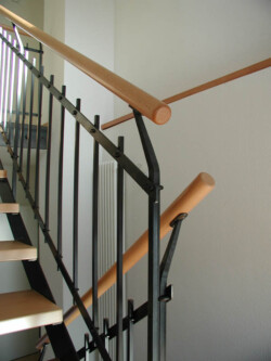 Geländer mit Holzhandlauf in einem Privathaus