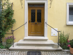 Beidseitiger Handlauf mit gebogenem Übergang zur Stütze