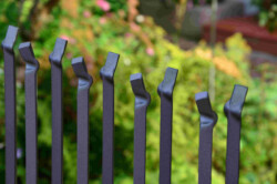 Bewusste Unregelmäßigkeiten betonen die organische Anmutung und zeugen von handwerklicher Qualität.