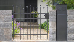 Gartentüre mit Briefksatensäule