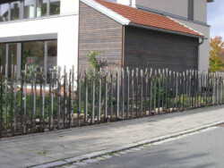 Staketenzaum aus Flachstahl mit geschmiedeten Ornamenten