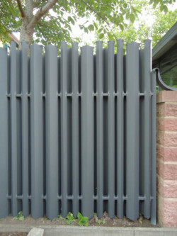 Sichtschutzzaun aus Aluminiumwinkeln