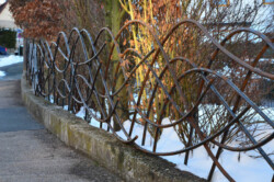Wellenförmige Bewegungen aus Rundstahl