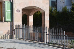 Abtrennung zwischen Parkplatz und Pflanzenbeet in Veitsbronn