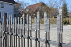 Unregelmäßige, geschmiedete Zaunendungen