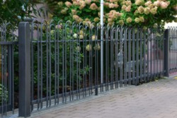 Zaun mit Rundstahlbügeln