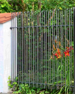 Kleines Zaunelement mit eingekehlten und gebogenen Endungen