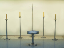 Leuchter, Vortragekreuz und Kerzenschale
Aussegnungshallen Stadt Nürnberg