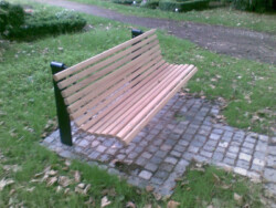 Freischwingende Bänke am Westfriedhof Nürnberg