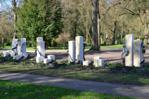 Grabfeld am Südfriedhof Nürnberg
Cortenstahlbänder umschlingen Steine aus Jura