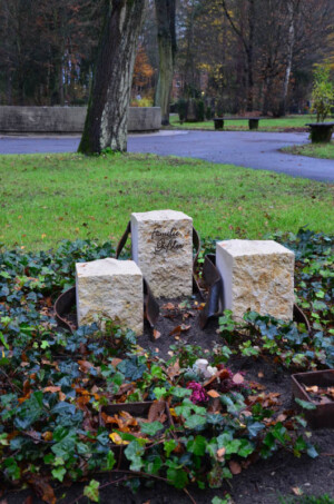 Urnensteine mit Cortenstahlbädern