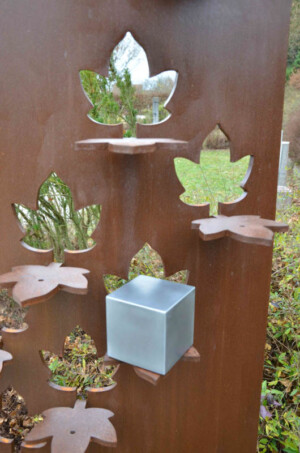 Eingeschnittene und herausgebogene Ahornblätter halten die Beschrftungswürfel