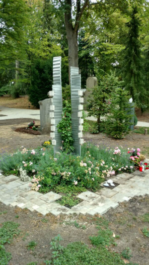 Aluminiumstelen am Westfriedhof Nürnberg