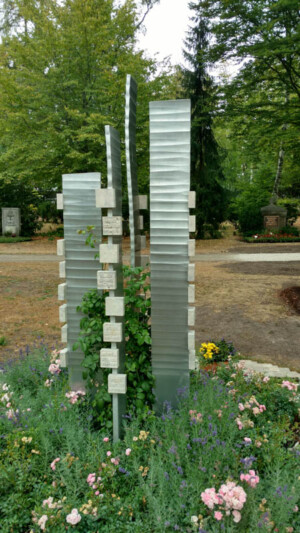 Geschmiedete Aluminiumstelen mit Beschriftungstafeln aus Dolomit