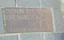 Schriftplatte im Pflaster