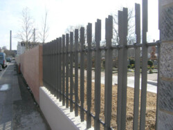 Zaunelement in der Mauer