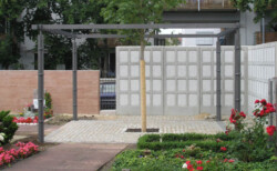 Pergola vor der Urnenwand