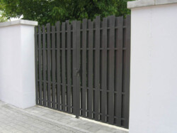 Tor zum Pfarramt- Stahlrohrrahmen mit geschmiedeten Aluminiumflachprofilen