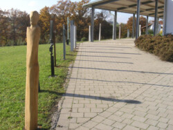 Skulpturen aus Stein, Holz und Metall