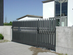 Tor aus I-Trägern von der Seite