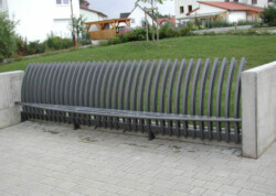 Bank auf dem Kirchenvorplatz