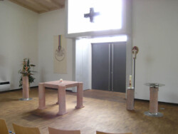 Altarraum der Friedenskirche