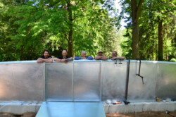 Pause mit Künstler beim Aufstellen