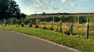Urnenstelen am Friedhof Veitsbronn