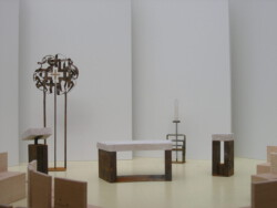 Ambo, Vortragekreuz, Altar, Osterleuchter und Taufstein