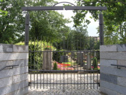 Das neue Haupttor mit Torbogen